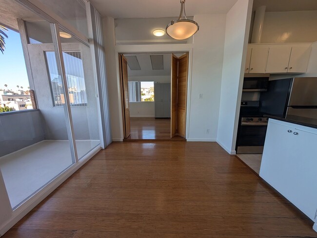 Foto del edificio - 11936 Darlington Ave