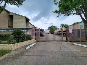 Building Photo - 700 Thicket Ln