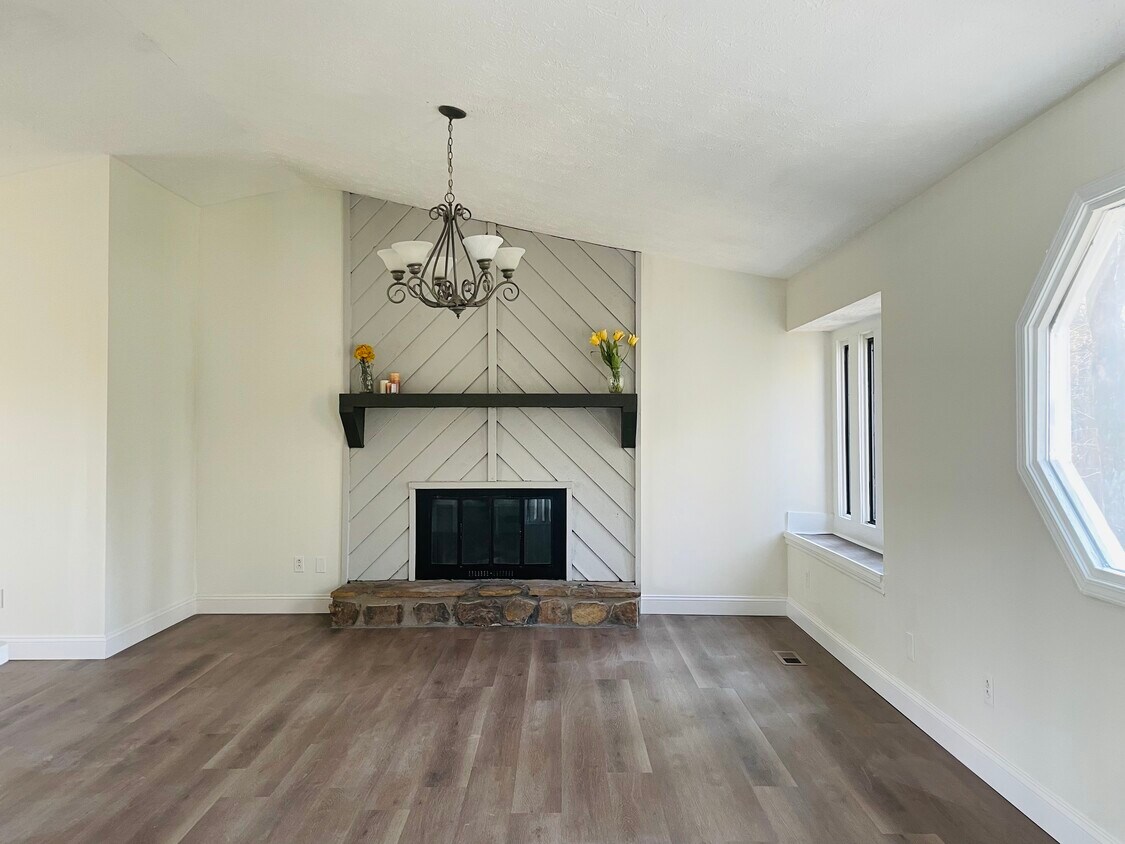 Primary Photo - 1167 Catalina Ct