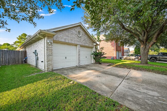Building Photo - 15242 Kingsbridge Way
