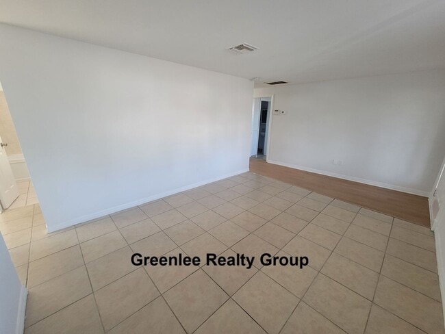 Building Photo - Spacious 3BR with bonus room and fenced yard just minutes from Tarpon Springs