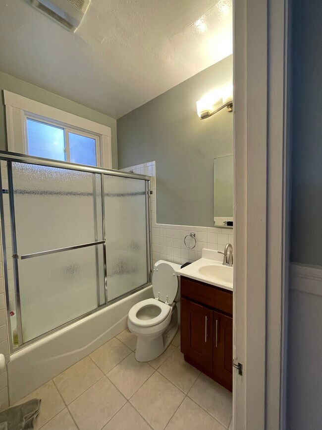 Full Bath - 320 Clement St