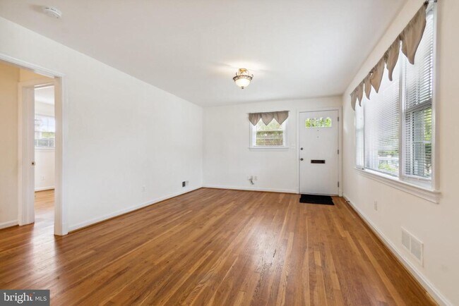 Building Photo - 9923 Mayfield Dr