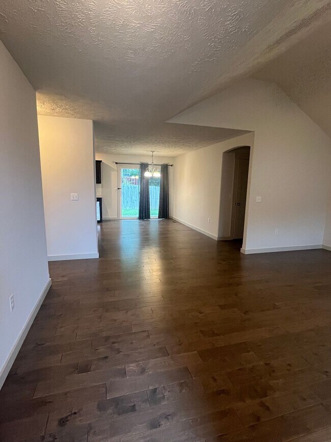 Foto del edificio - WOW! Look at this property ! You cant beat this price!