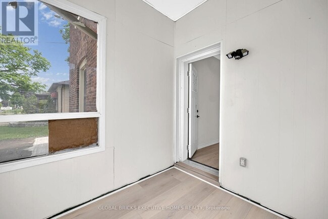 Building Photo - 108 Lindsay St S