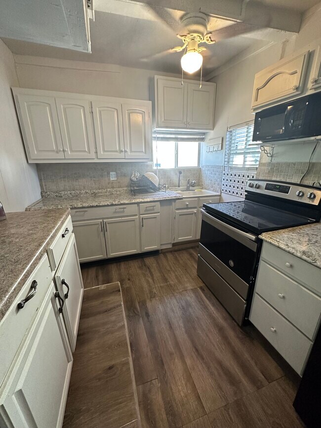 Building Photo - 4723 E Sunland Ave