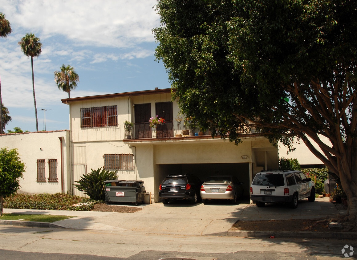 Building Photo - 907 N Poinsettia Pl