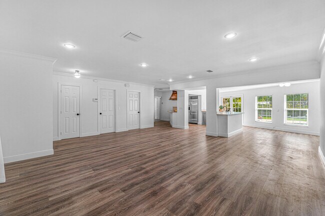 Building Photo - 5665 Golfway Dr