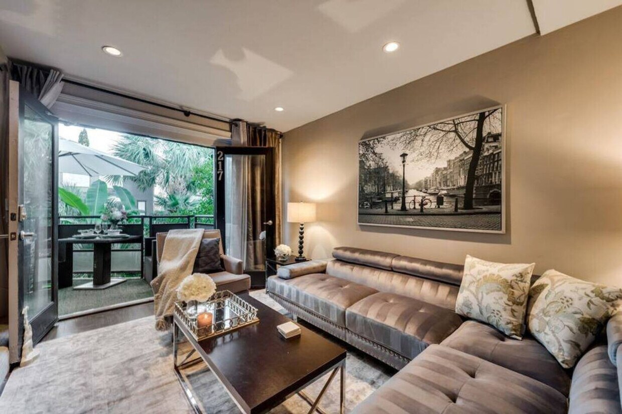 Foto principal - 6011 Gaston Ave