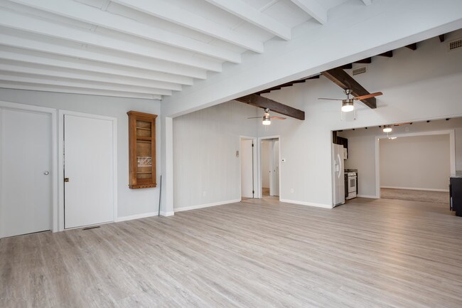 Building Photo - 524 E Bayview Ave