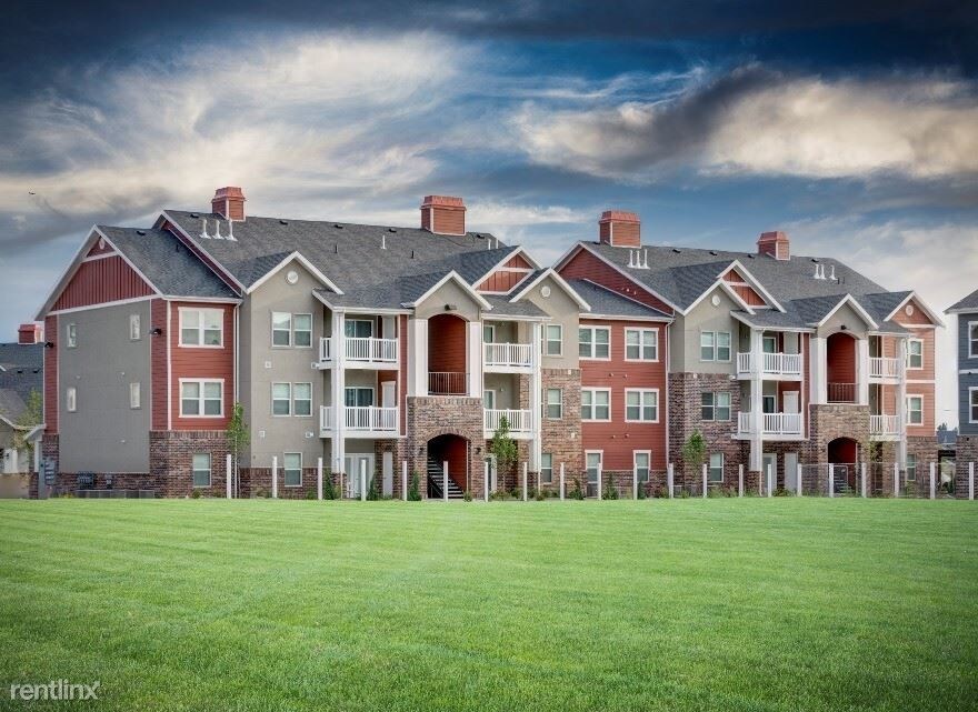 Primary Photo - 100 N Geneva Rd