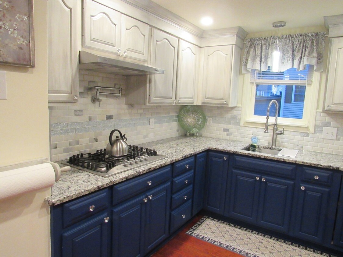 Foto principal - Gorgeous 3 Bedroom Lowell Townhouse For Rent!