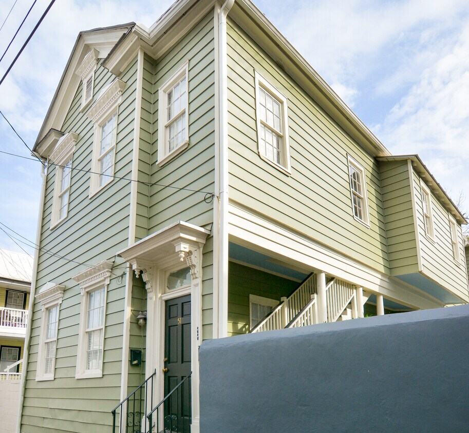 Primary Photo - Beautiful Upstairs Apartment near Crosstown