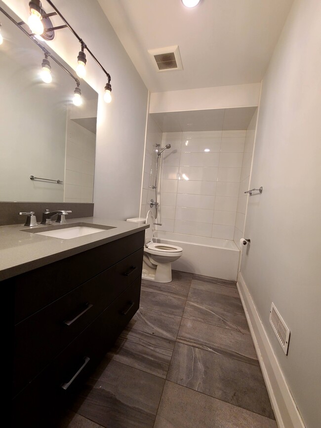 Building Photo - 2-Bed 1-Bath - Fresh & Modern Ground Floor ApT
