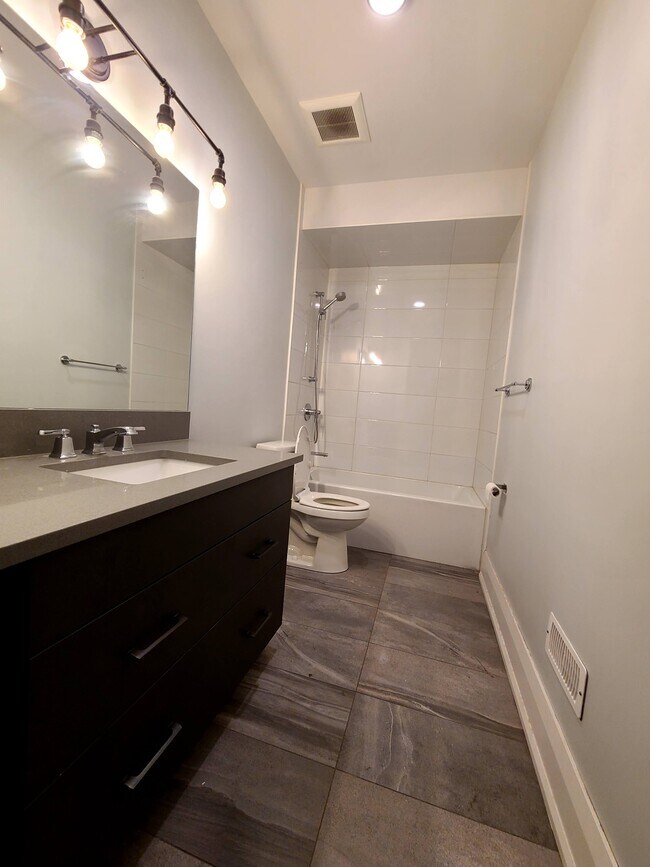 Photo du bâtiment - 2-Bed 1-Bath - Fresh & Modern Ground Floor ApT