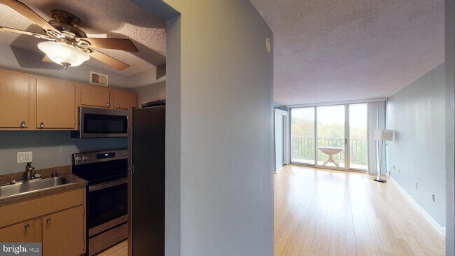 Building Photo - 2059 Huntington Ave