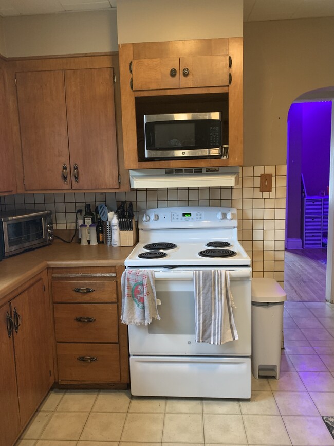 Kitchen - 524 N 19th Ave E