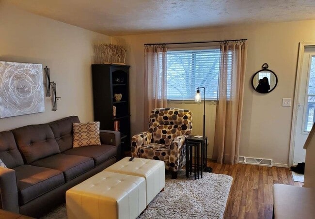 Building Photo - 1905 Thurston Ave