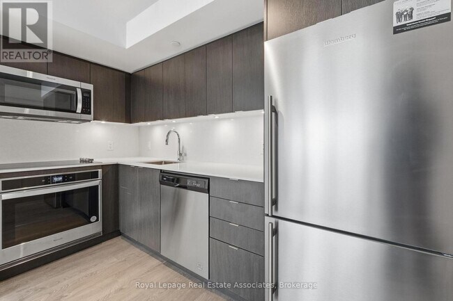 Photo du bâtiment - 5 Mabelle Ave