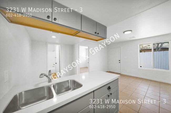 Foto del edificio - 3231 W Madison St