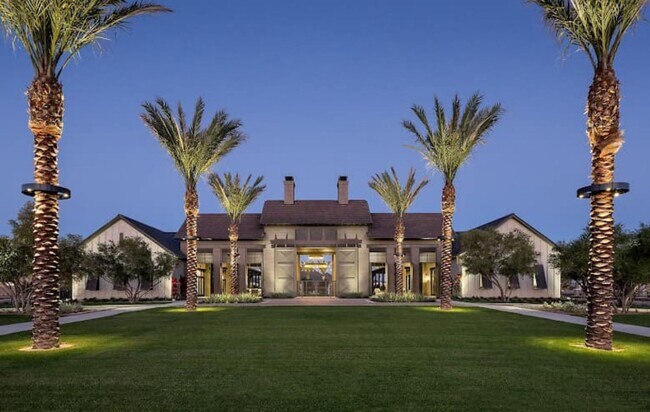 Foto del edificio - 3 BED 2.5 BATH *FURNISHED* LIKE NEW HOME I...