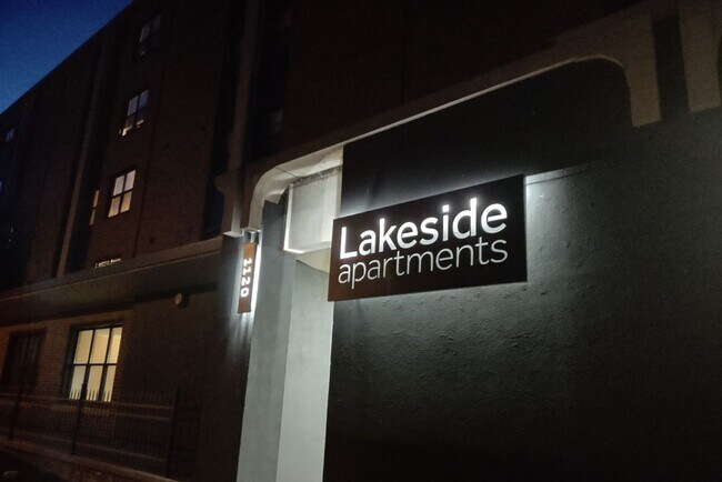 Foto del edificio - WINTER SPECIAL - First Months Rent! FREE!  Spacious 2 bedroom 2 bath Modern apartment next to Men...