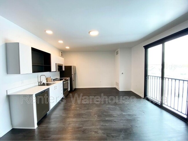 Building Photo - 329 5th St
