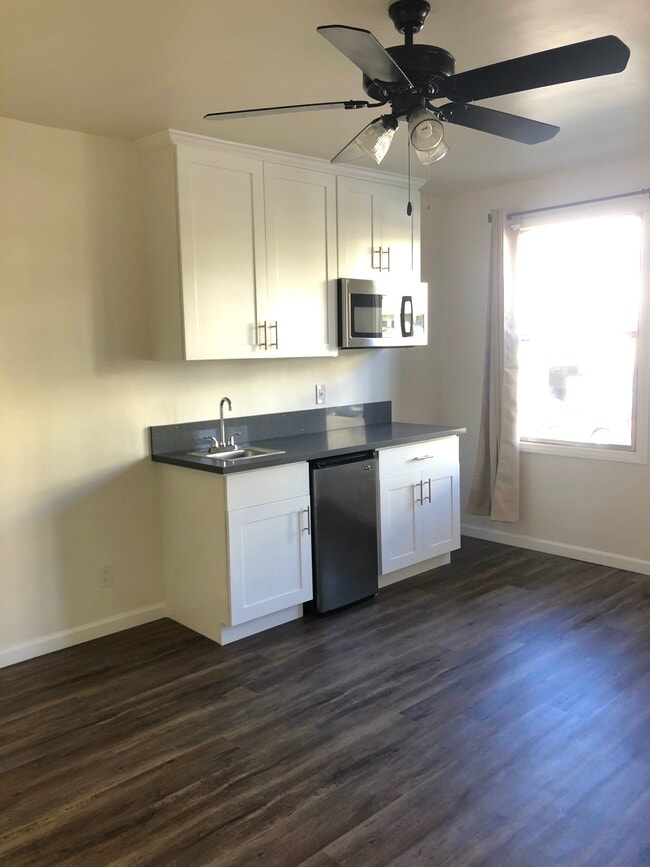 Bachelor Unit - 2890 Leeward Ave