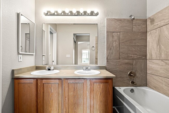 Building Photo - Updated Home in Parkview Meadows