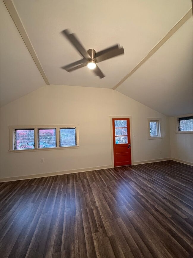 Foto del edificio - 598 Lonely Cottage Rd