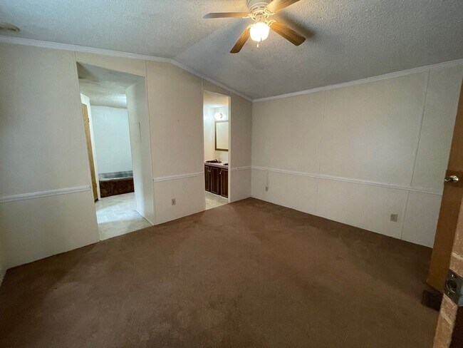 Building Photo - 2 bedroom, 2 bath Mobile Home