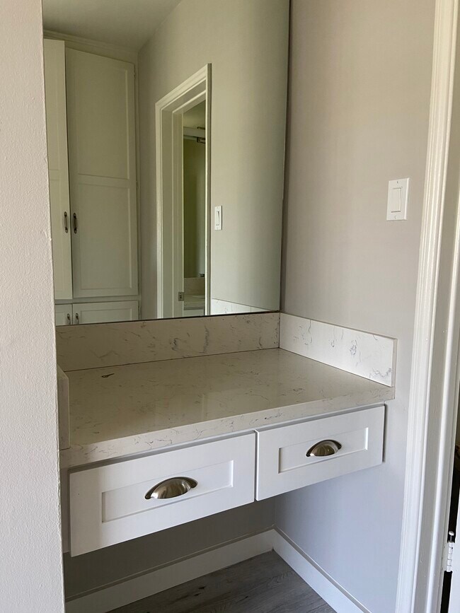 Almacenaje principal/baño - 1350 N Hayworth Ave