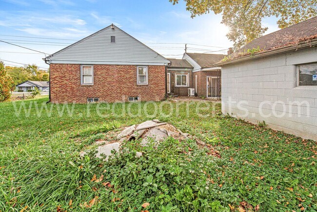 Foto del edificio - Charming 3-Bed Home with Separate Carriage Units in Indianapolis