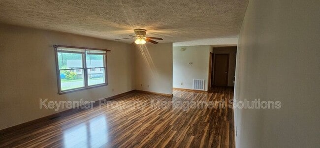 Building Photo - 2 Singing Pines Ln