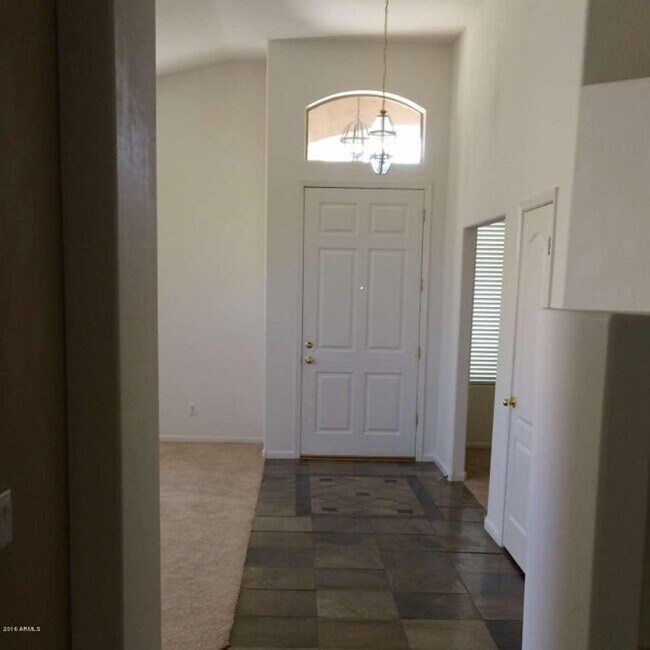 Building Photo - 682 W Raven Dr