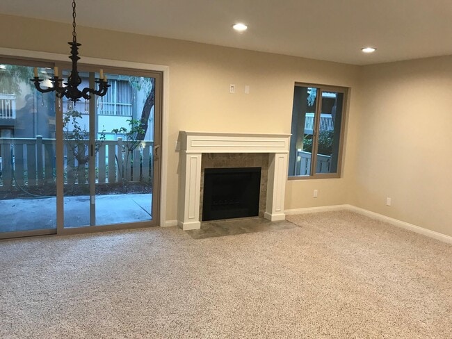 Building Photo - 245 Oak Leaf Dr