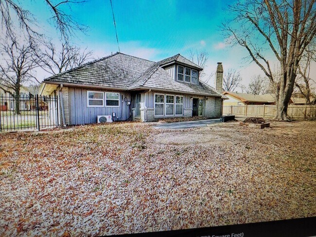 Building Photo - 3 Bed  2 1/2 Bath