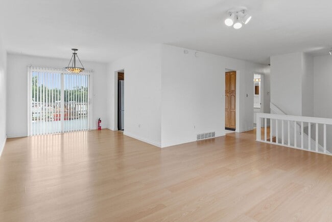 Foto del edificio - 5 Bedroom home with finished basement