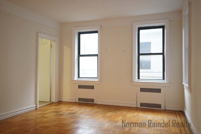 Building Photo - 960 E 12th St