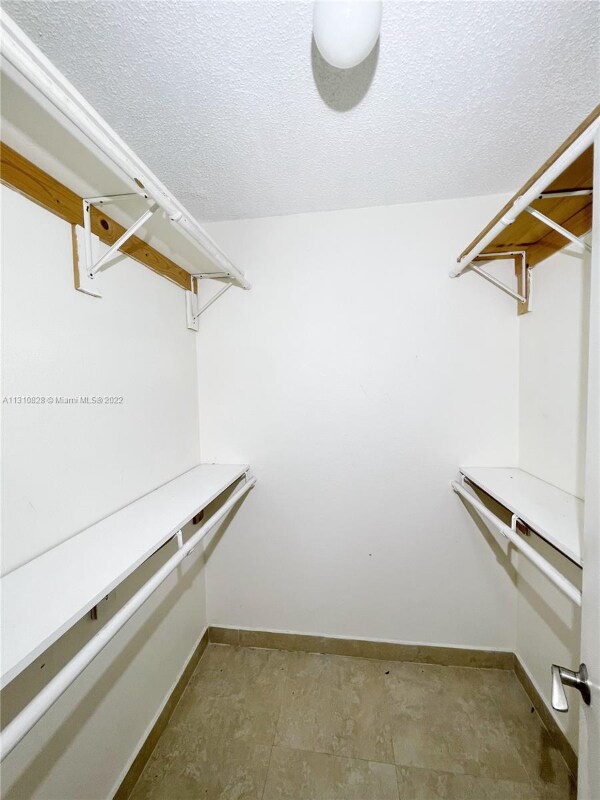 Building Photo - 9350 Fontainebleau Blvd