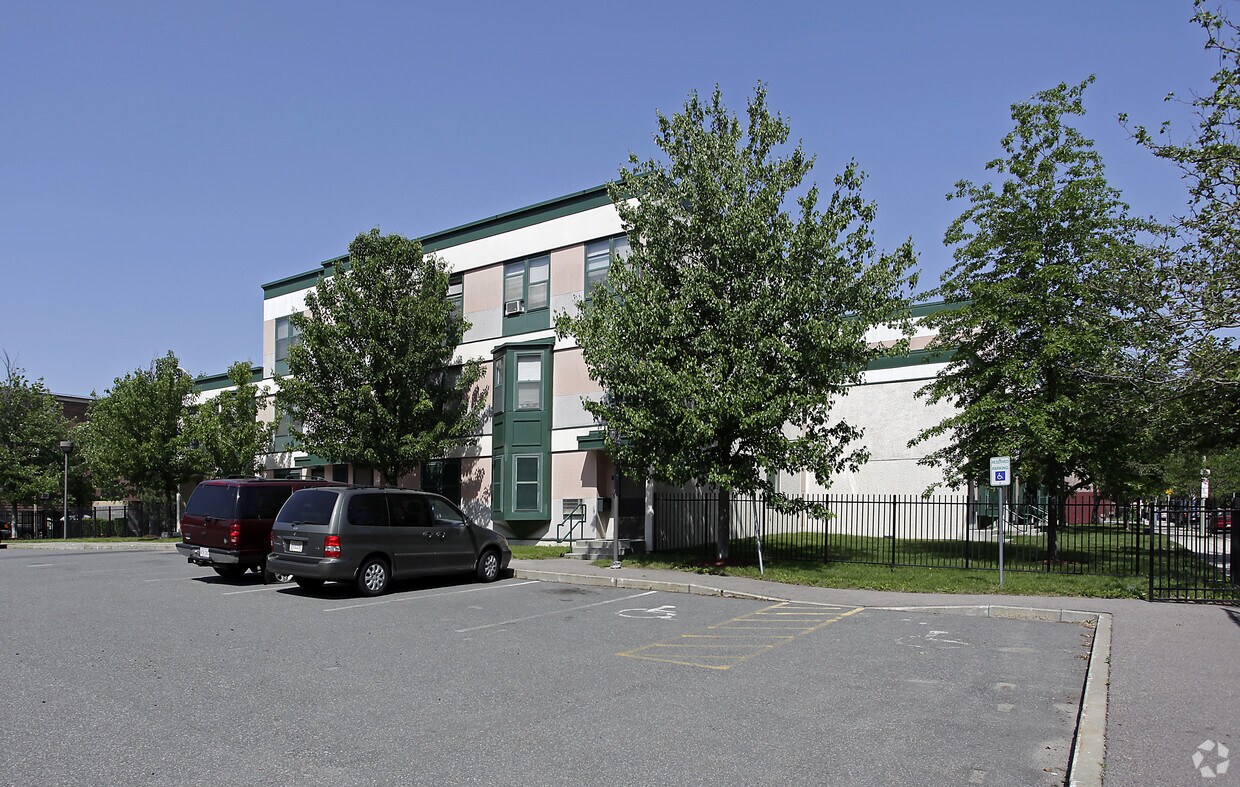 Building Photo - Roxse Residences