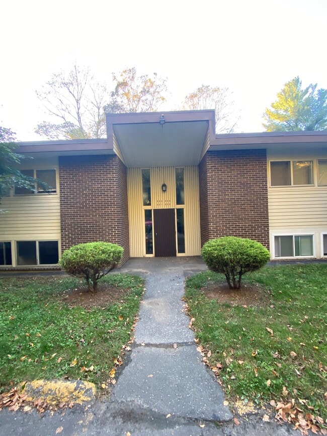 Foto del edificio - 229 Bacon Pond Rd