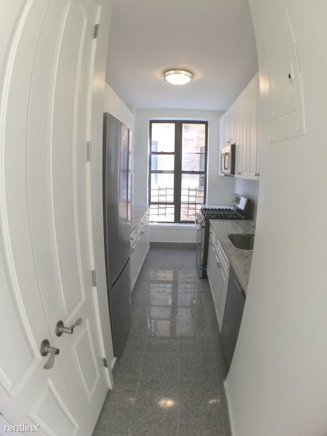 Building Photo - 666 W 188th St