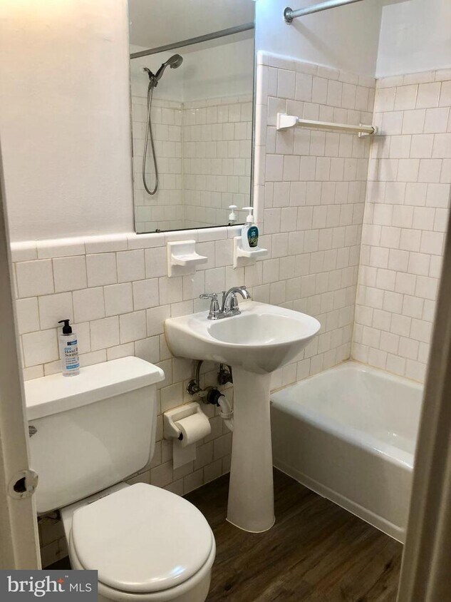 3874 Lyndhurst Dr Unit 101, Fairfax, VA 22031 Room for Rent in