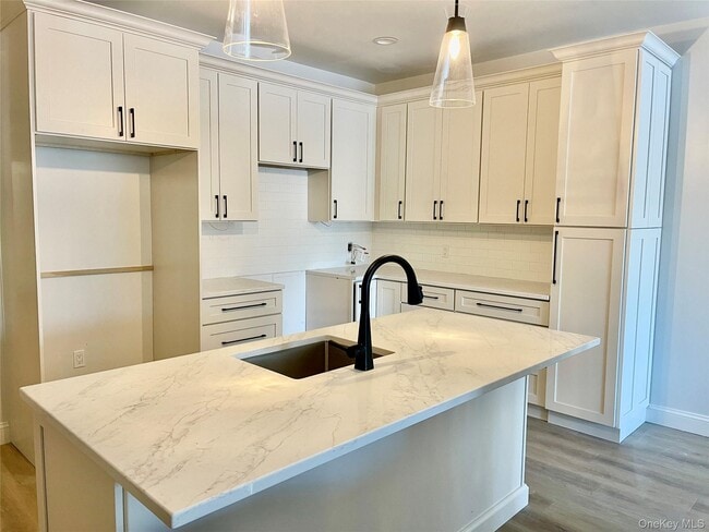 Building Photo - 903 Oakridge Cmns