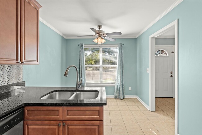 Building Photo - Inviting 3-bedroom, 1.5-bath home in the h...