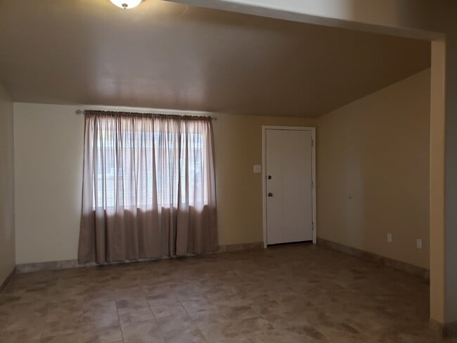 Building Photo - 855 S Espina St