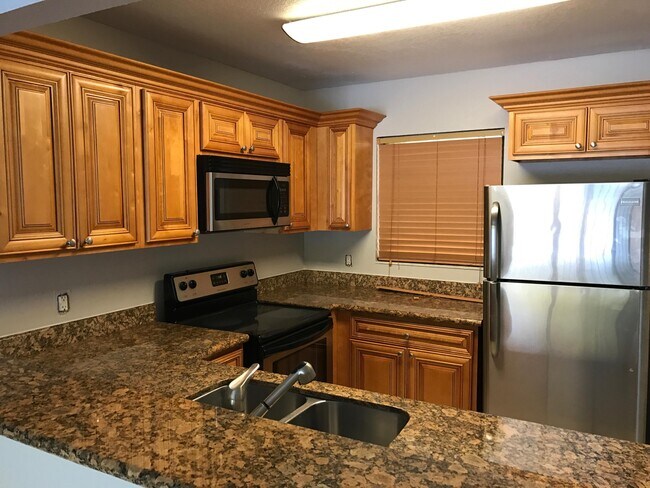 Building Photo - 1455 Lake Crystal Dr