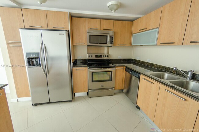 Foto del edificio - 3000 NE 188th St