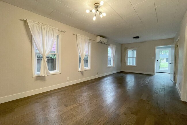 Building Photo - Cute Portsmouth Home with Sunroom, Fenced ...